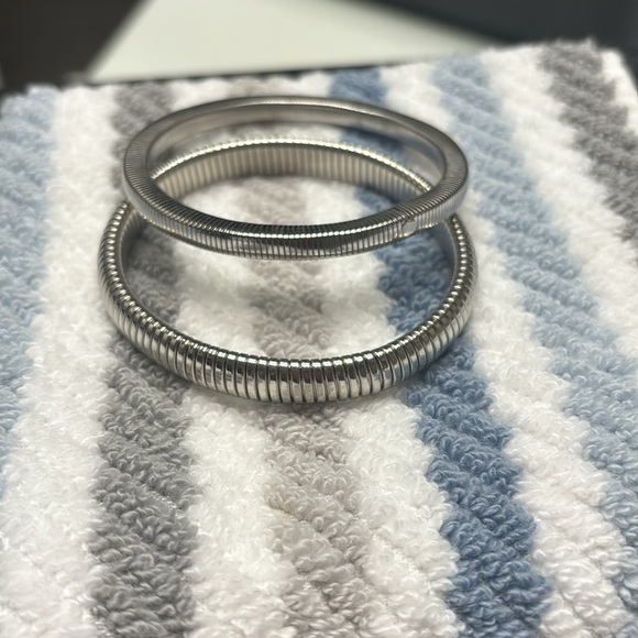 Bracket to keep your sleeves from sliding down - Picture 2 of 3